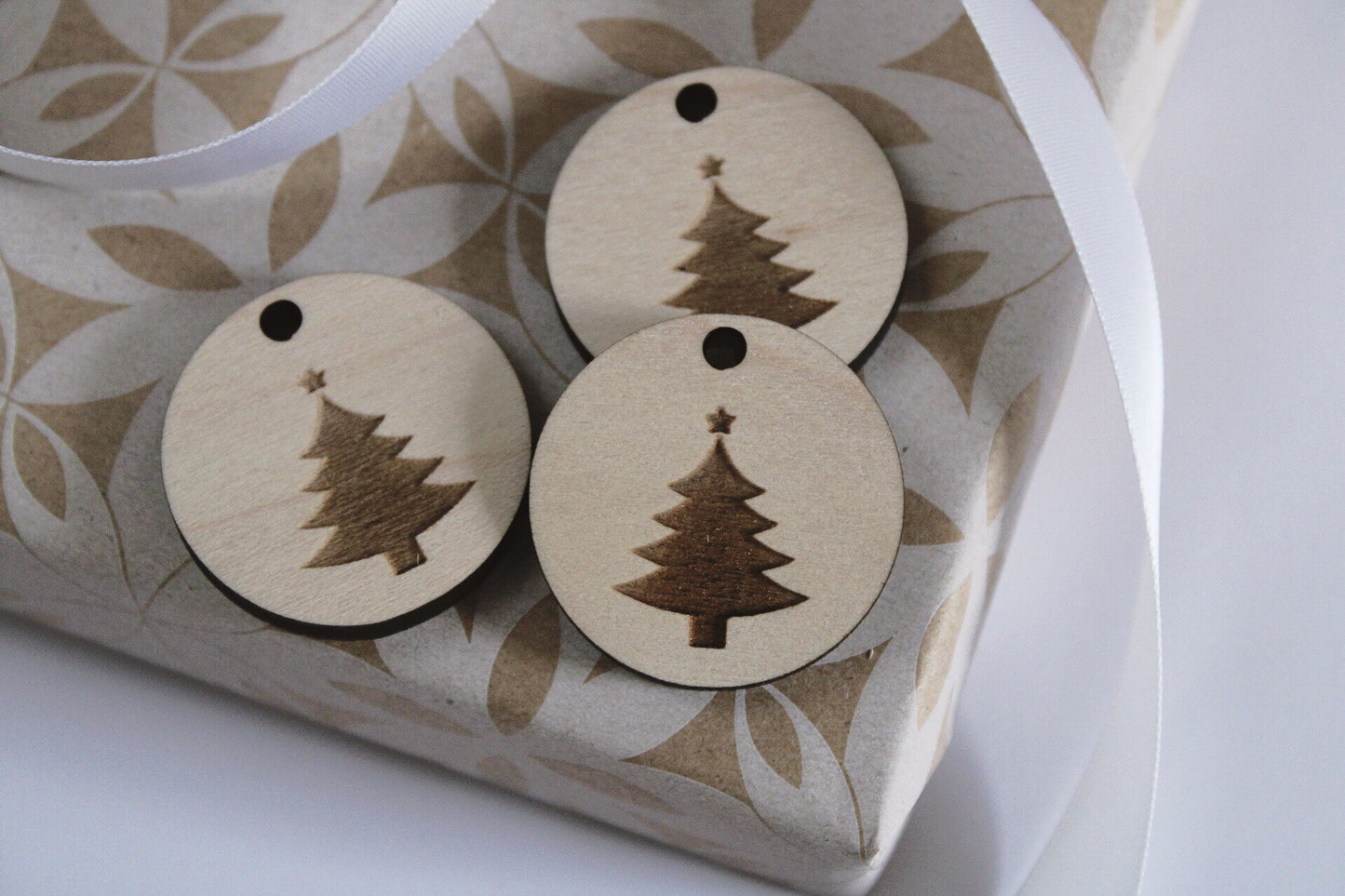 20 Wood Christmas tree gift tags in maple