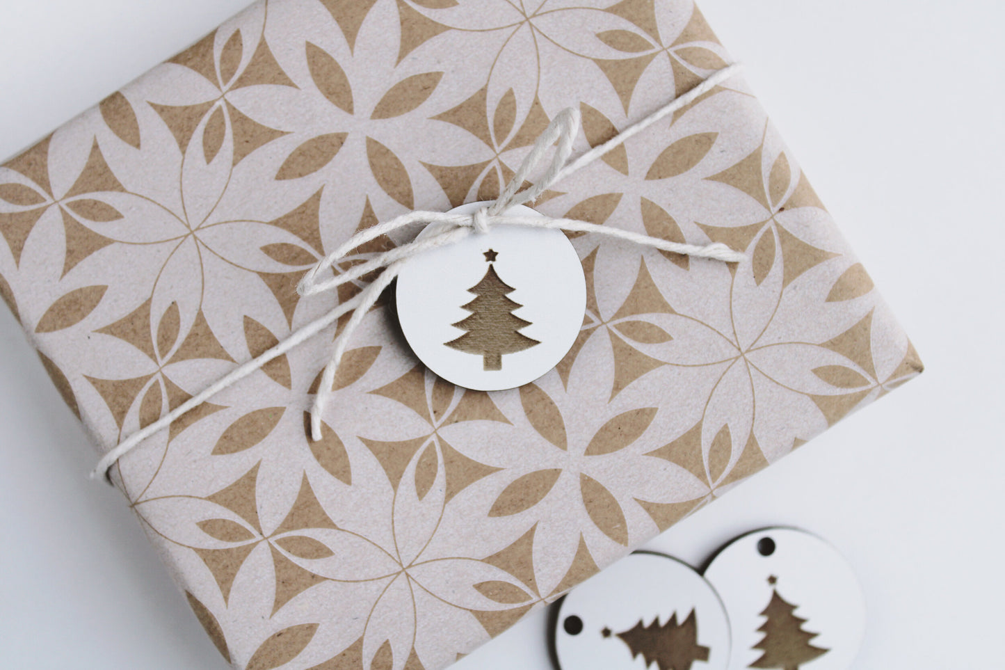 20 Christmas tree gift tags in white