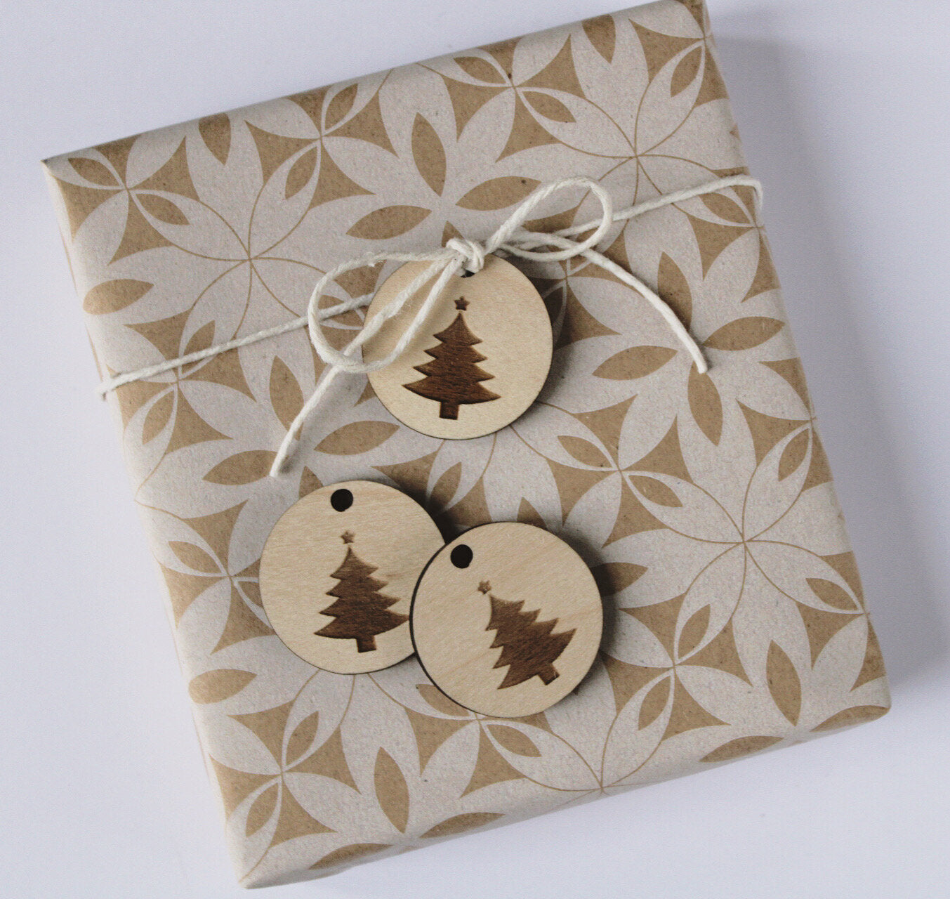 20 Wood Christmas tree gift tags in maple