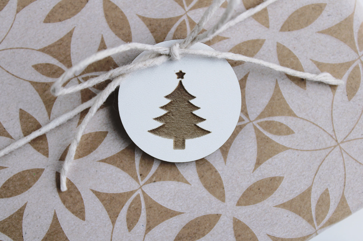 20 Christmas tree gift tags in white